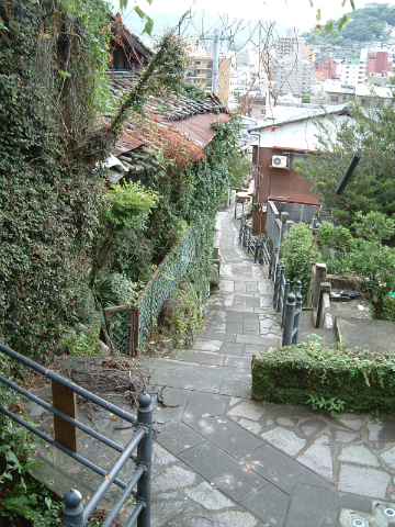 長崎「龍馬通り」を坂の上から見た。亀山社中までの道のり