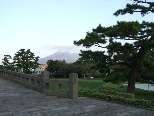 石橋記念公園「玉江橋」と桜島